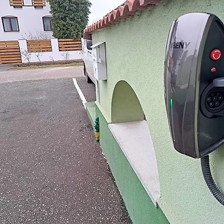 Konukevi Hoforras Wellness Vendeghaz 3*